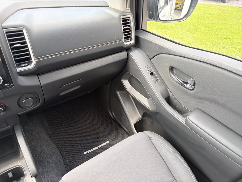 Used 2024 Nissan Frontier SV w/ Tow Package RWD image 17