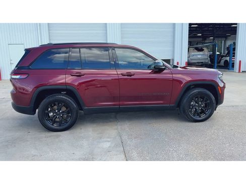 Used 2024 Jeep Grand Cherokee Altitude AWD/4WD image 9