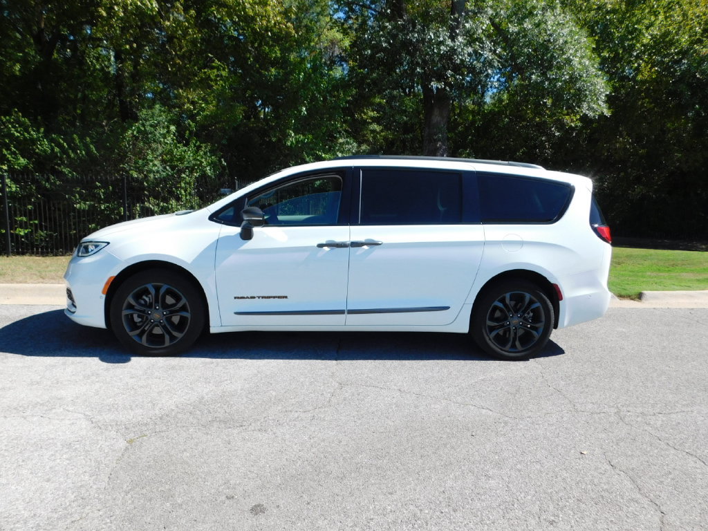 Used 2024 Chrysler Pacifica Touring-L w/ Road Tripper Package AWD/4WD image 8