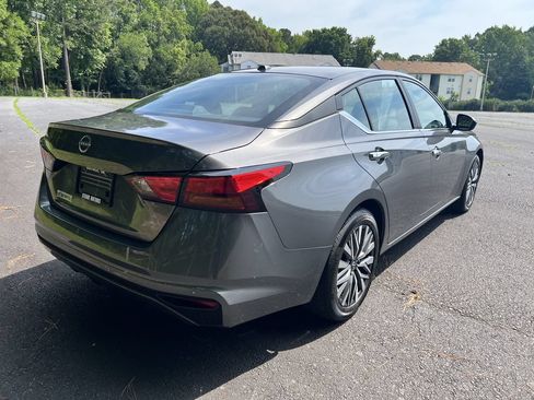 Used 2025 Nissan Altima 2.5 SV FWD image 3