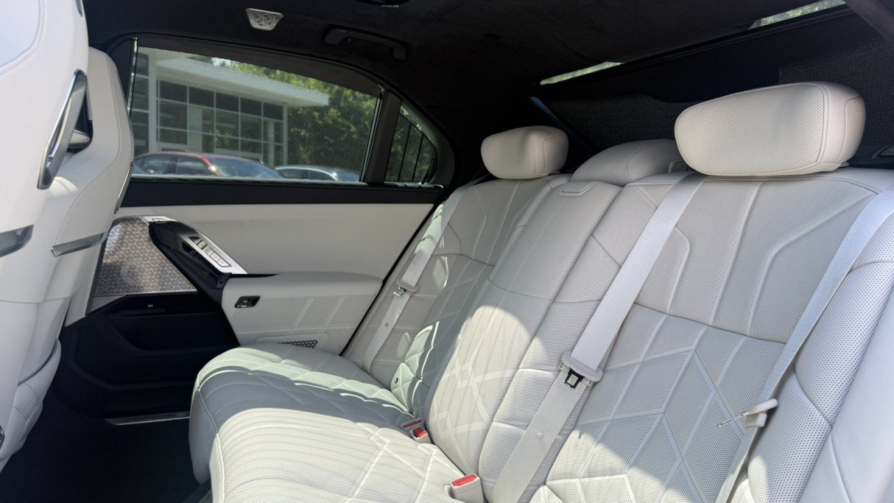 Used 2023 BMW 760i xDrive w/ Executive Package AWD/4WD image 19