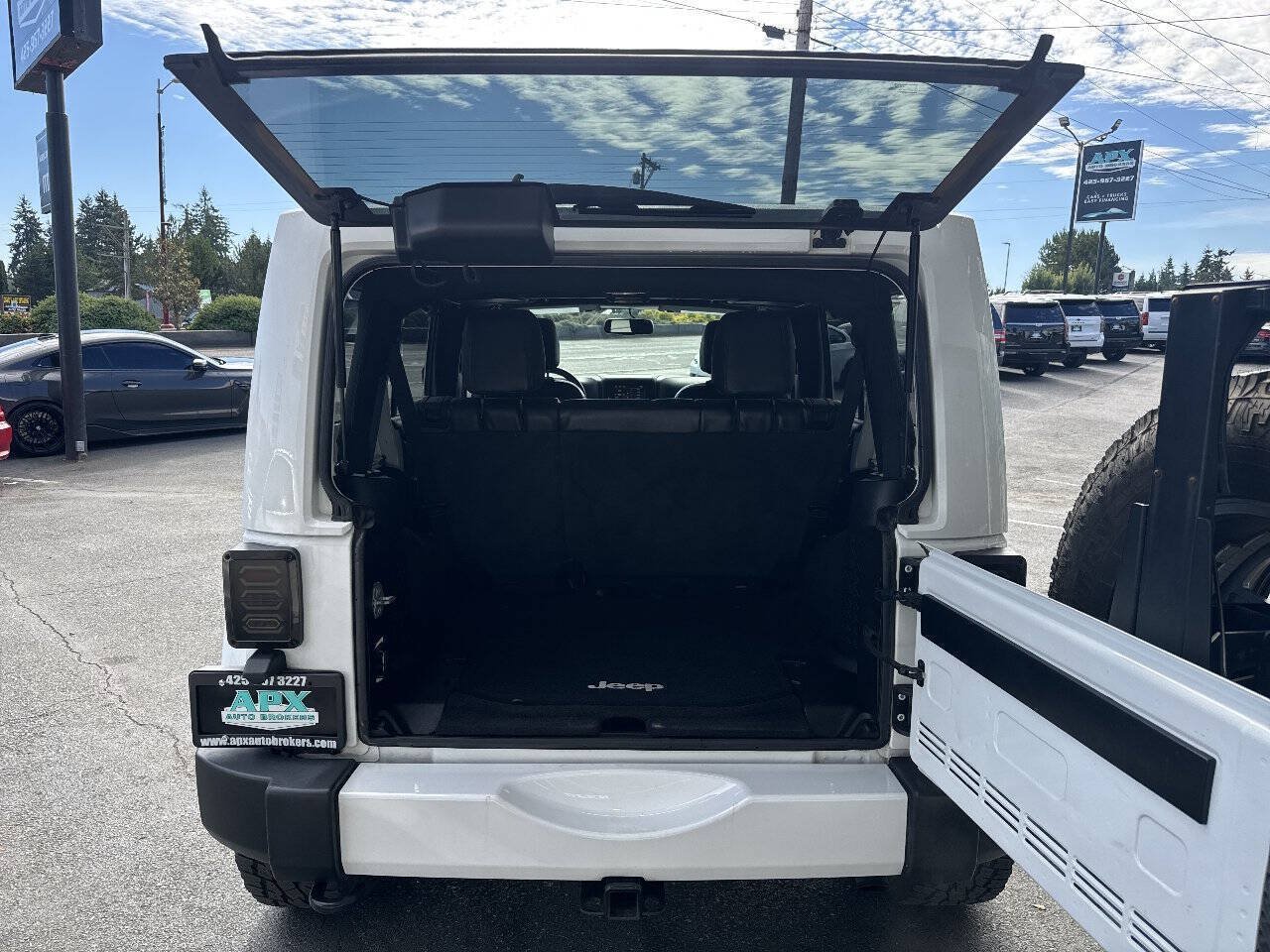 Used 2016 Jeep Wrangler Unlimited Sahara w/ Connectivity Group AWD/4WD image 6
