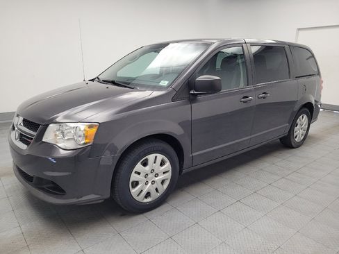 Used 2018 Dodge Grand Caravan SE FWD image 2