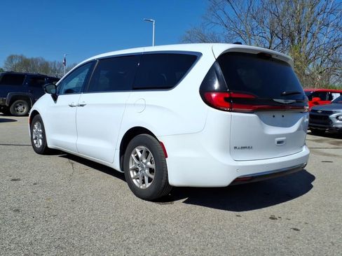 Used 2024 Chrysler Pacifica Touring-L FWD image 10