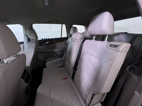 Used 2025 Volkswagen Atlas SE image 23