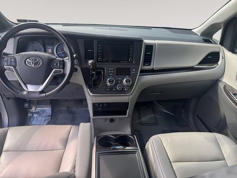 Used 2020 Toyota Sienna XLE w/ Carpet Mat Package FWD image 10