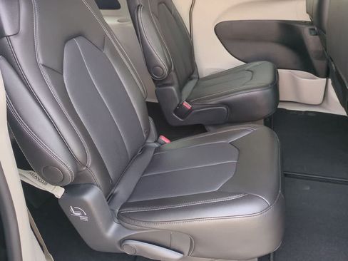 Used 2024 Chrysler Pacifica Touring-L AWD/4WD image 19