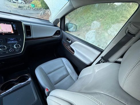 Used 2017 Toyota Sienna Limited image 19