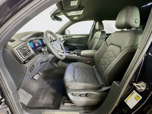 Used 2025 Volkswagen Atlas Cross Sport SE image 13