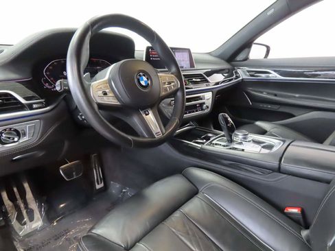 Used 2021 BMW 740i w/ M Sport Package RWD image 7
