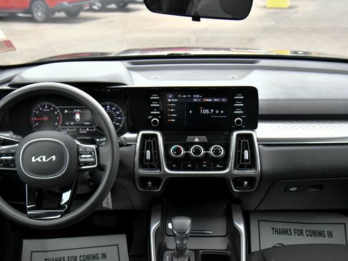 Used 2023 Kia Sorento LX image 33