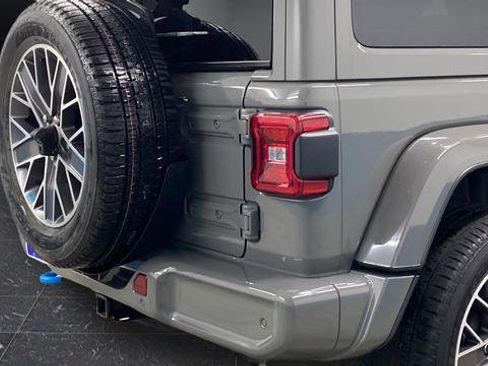 Used 2022 Jeep Wrangler Unlimited Sahara image 39