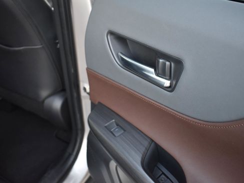 Used 2021 Toyota Venza Limited image 47