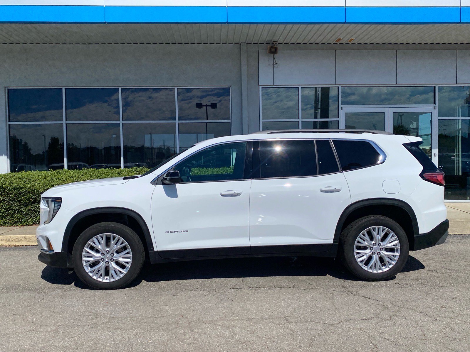 Used 2026 GMC Acadia Elevation w/ Elevation Premium Package FWD image 2