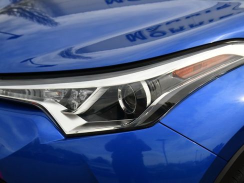 Used 2019 Toyota C-HR XLE FWD image 33