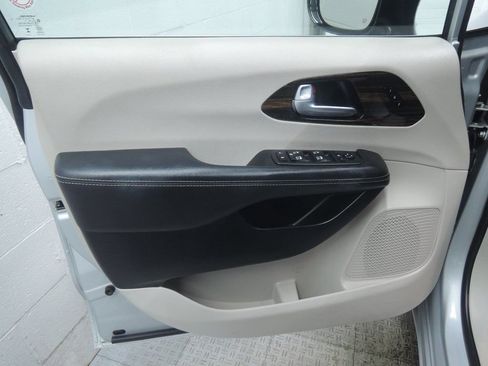 Used 2024 Chrysler Pacifica Limited FWD image 27