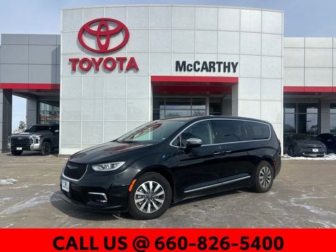 Used 2023 Chrysler Pacifica Limited image 1