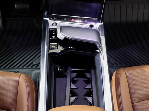 Used 2022 Audi e-tron Premium Plus image 18