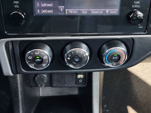 Used 2018 Toyota Corolla SE FWD image 19