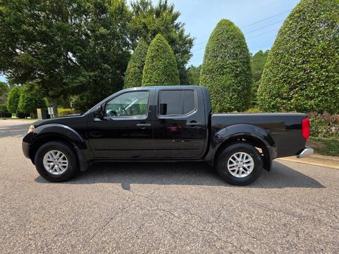 Used 2018 Nissan Frontier SV AWD/4WD image 2