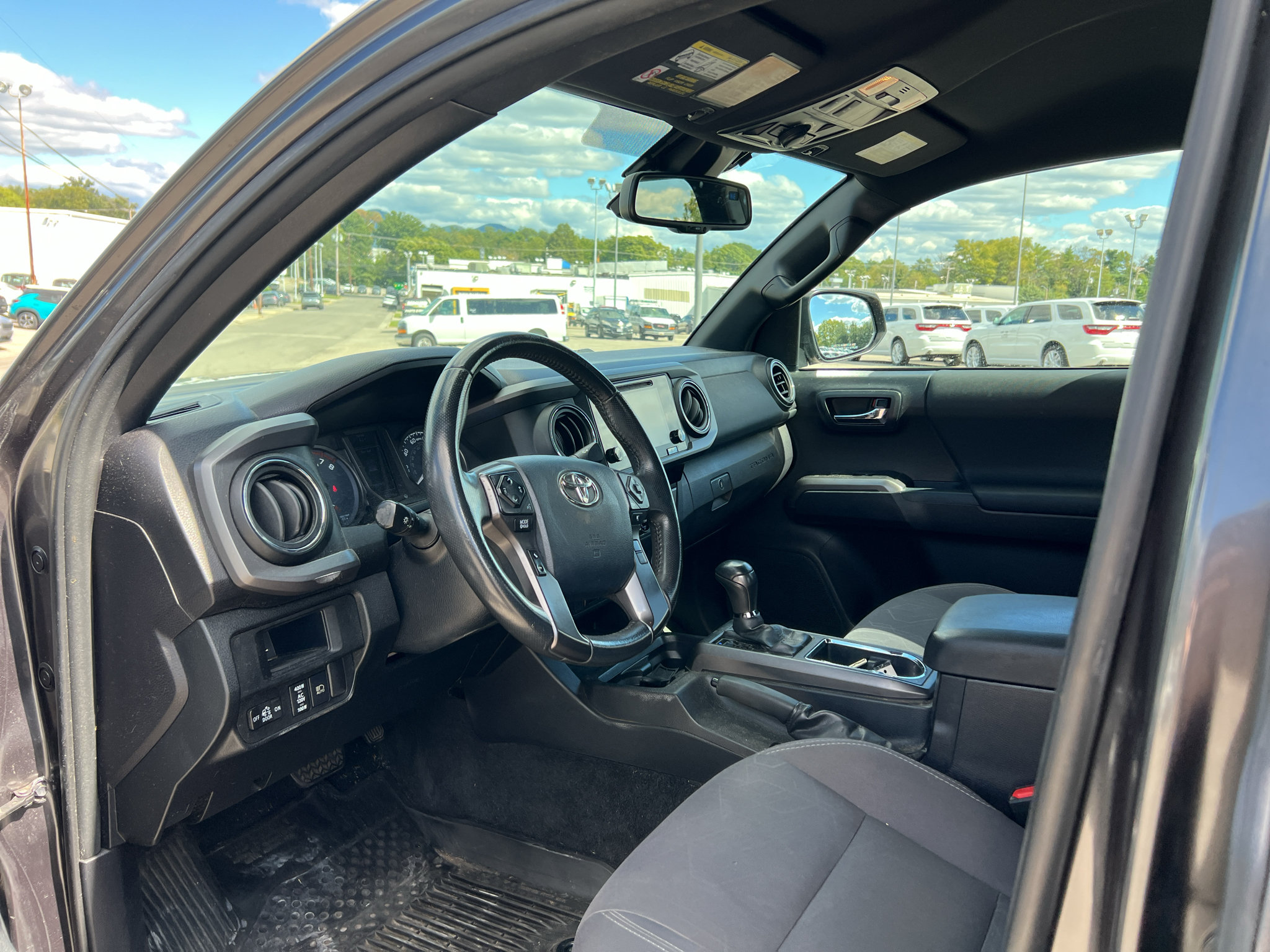 Used 2018 Toyota Tacoma TRD Off-Road AWD/4WD image 9