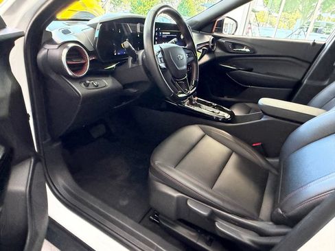 Certified 2024 Chevrolet Trax RS w/ Sunroof Package FWD image 6