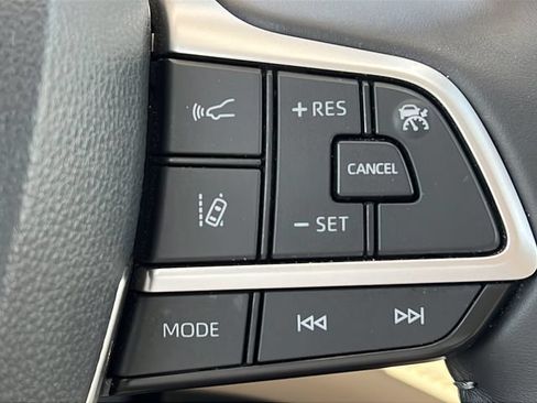 Used 2024 Toyota Highlander XLE AWD/4WD image 21