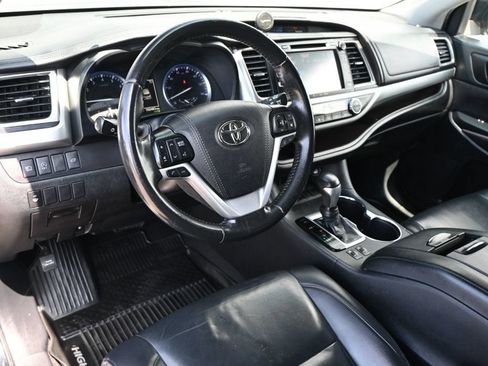 Used 2019 Toyota Highlander XLE FWD image 9