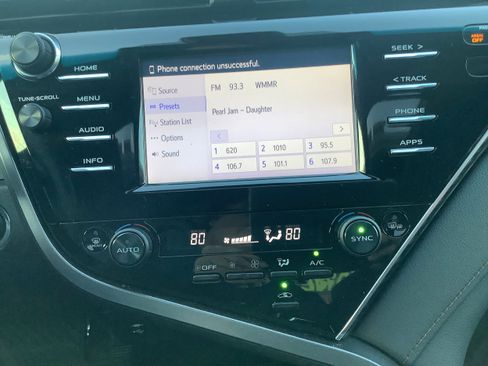 Used 2018 Toyota Camry XLE image 19