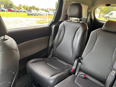 Used 2026 Kia Carnival FWD image 42