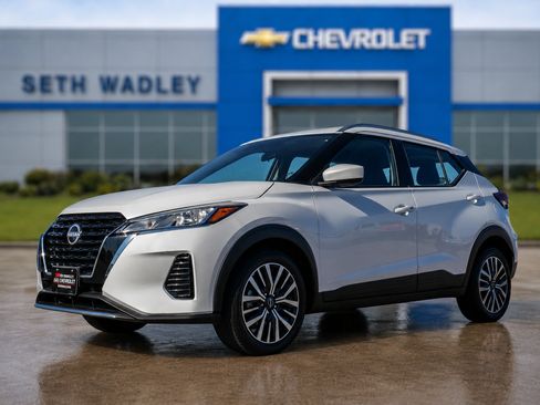 Used 2023 Nissan Kicks SV FWD image 3