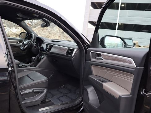 Certified 2023 Volkswagen Atlas Cross Sport SE w/ Black Wheel Package image 25