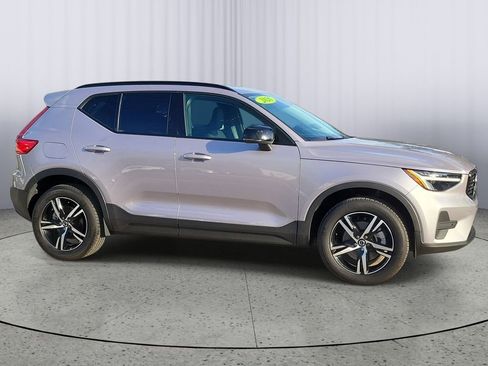 Certified 2026 Volvo XC40 B4 Core FWD image 2