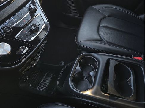 Used 2025 Chrysler Pacifica Select image 20