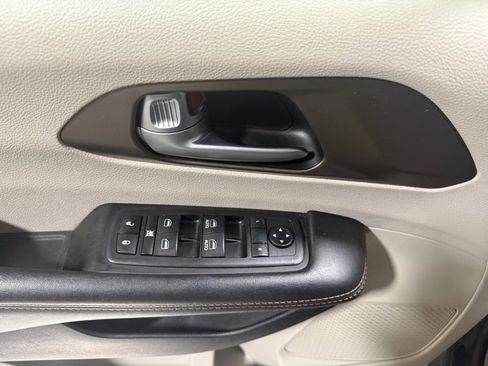 Used 2018 Chrysler Pacifica Touring-L image 20