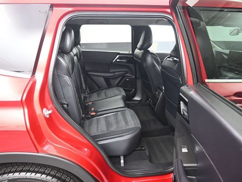 Used 2025 Mitsubishi Outlander AWD image 45