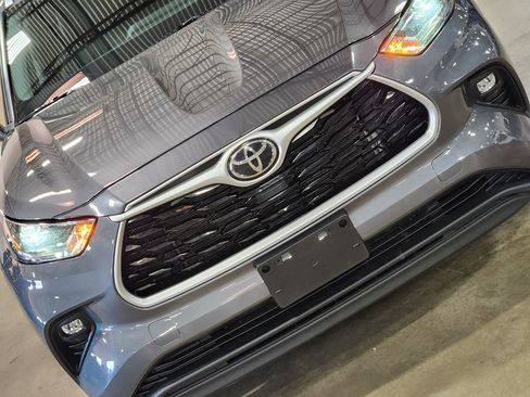 Used 2021 Toyota Highlander XLE image 19