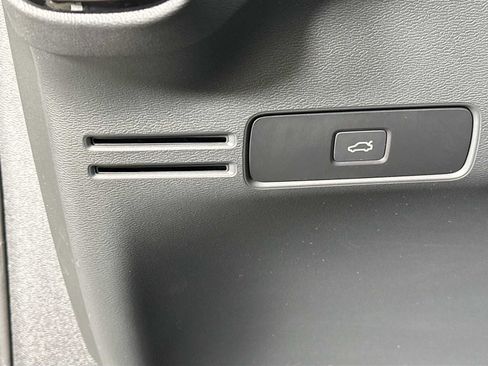 Used 2025 Volvo XC40 B5 Plus image 10