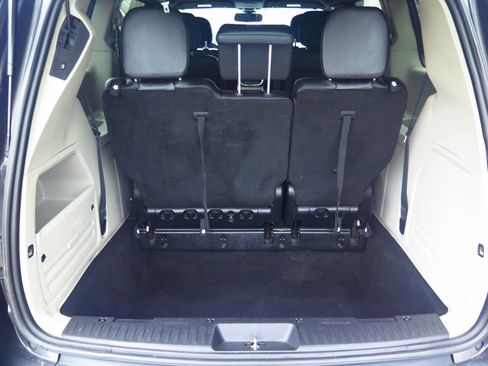 Used 2019 Dodge Grand Caravan SXT image 14