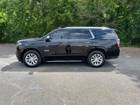 Used 2021 Chevrolet Tahoe Premier w/ Premium Package RWD image 2