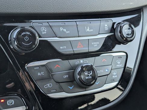 Used 2025 Chrysler Voyager LX image 22