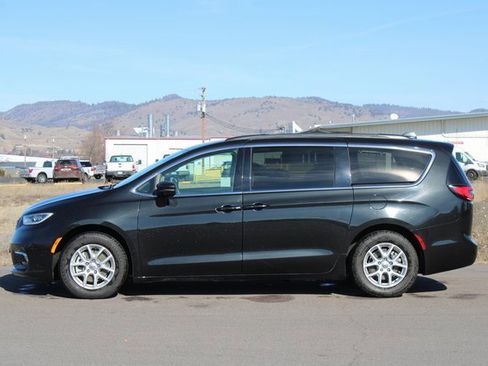Used 2022 Chrysler Pacifica Touring-L image 3