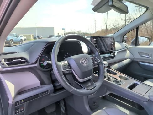 Used 2023 Toyota Sienna XLE image 31