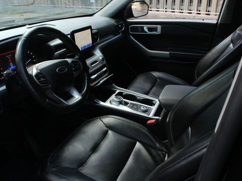 Used 2020 Ford Explorer XLT w/ Equipment Group 202A AWD/4WD image 13