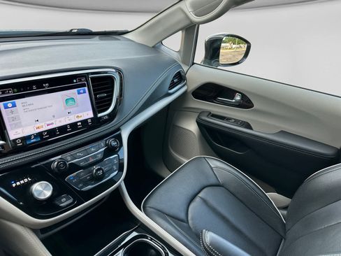 Used 2024 Chrysler Pacifica Limited FWD image 30
