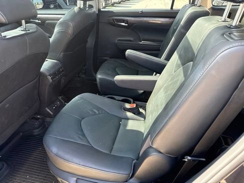 Used 2020 Toyota Highlander Platinum AWD/4WD image 17