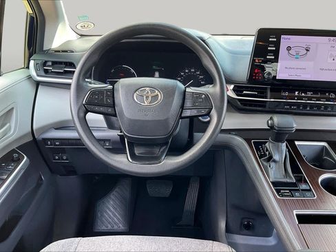 Used 2024 Toyota Sienna LE FWD image 6