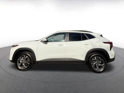 Used 2025 Chevrolet Trax LT FWD image 9