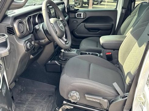 Used 2023 Jeep Gladiator Sport AWD/4WD image 23