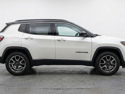 Used 2025 Jeep Compass Trailhawk AWD/4WD image 11